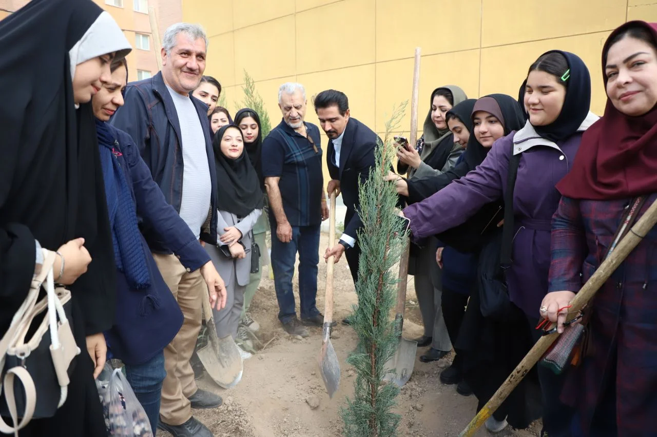 کاشت نهال توسط شاعران شعر کودک و نوجوان